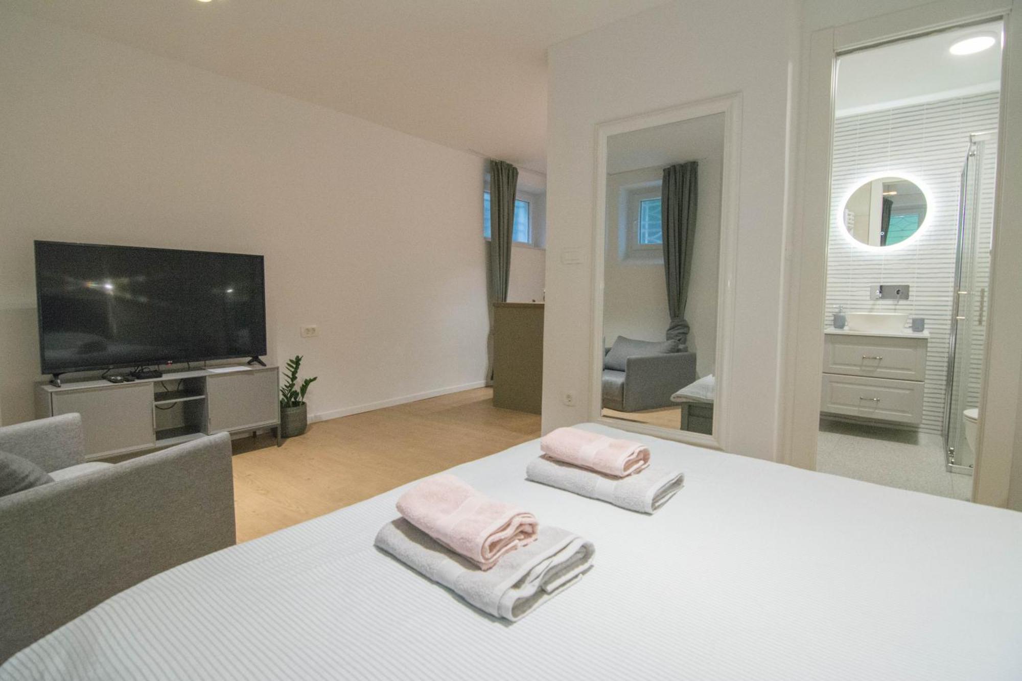 Romiru Rooms And Studio Apartment Сплит Екстериор снимка